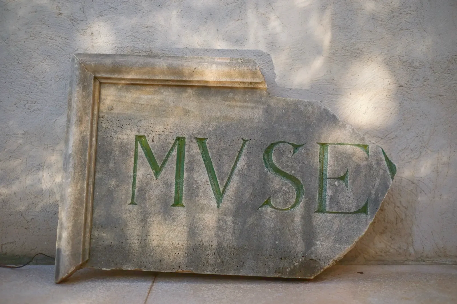 Antigua placa de piedra con la palabra «Museu» en Can Costa